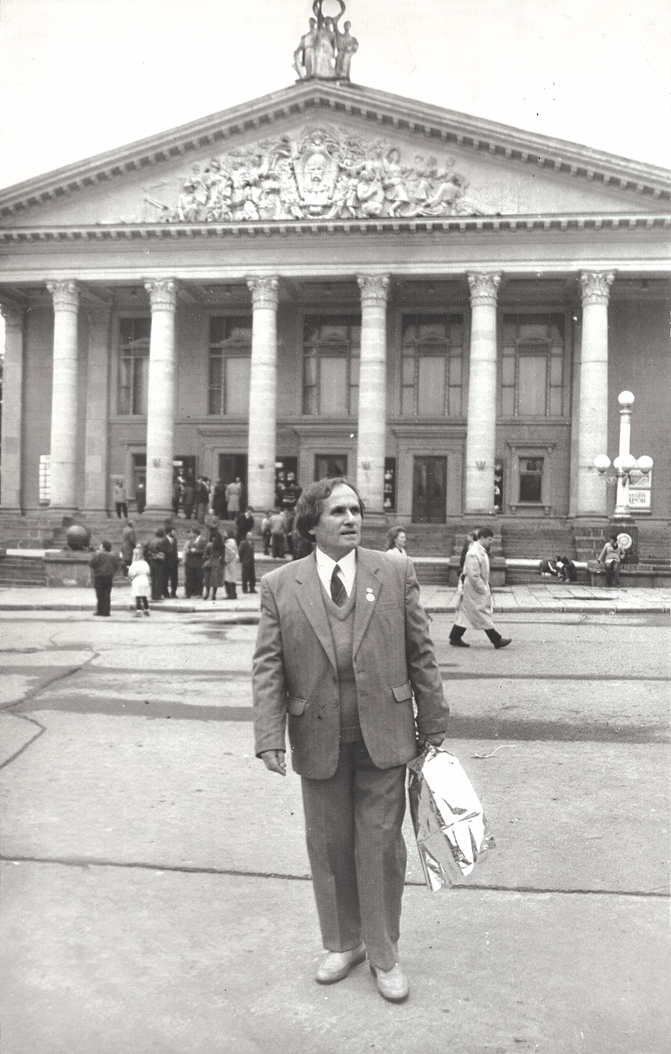 Борис Демків після урочистостей на честь 60-річчя в тернопільському драмтеатрі (1996)